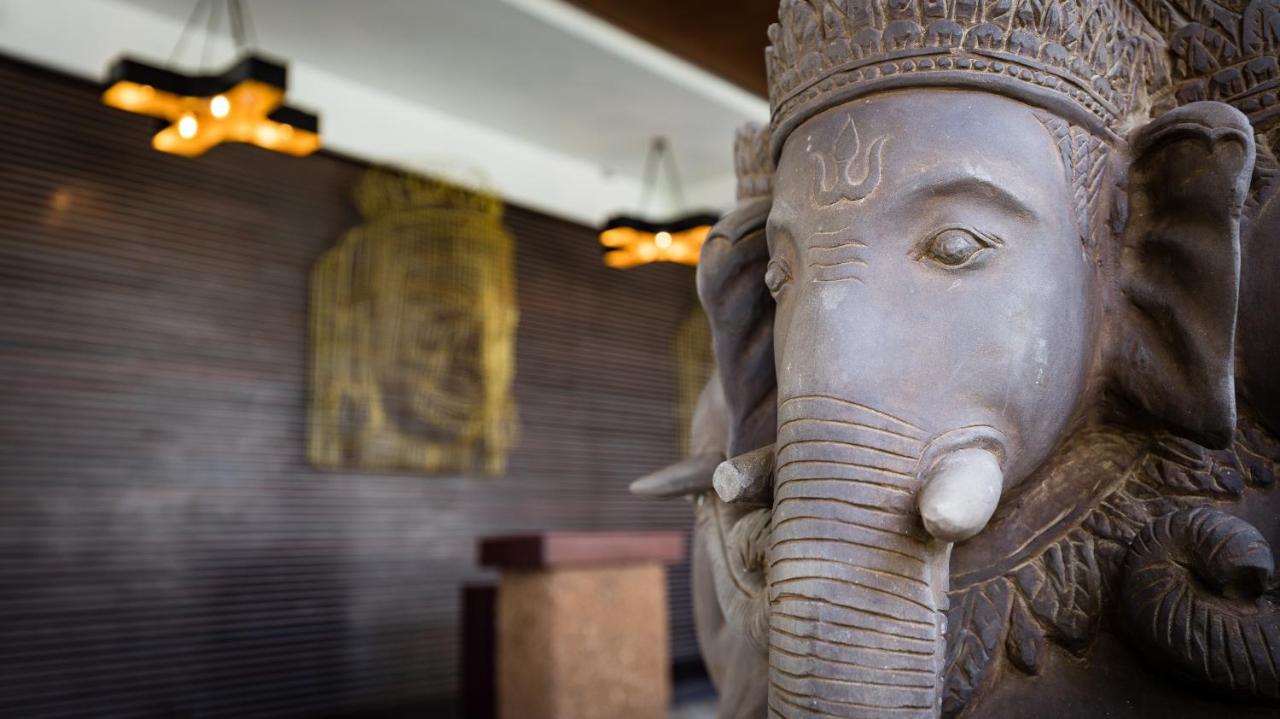 Shintana Saya La Maison シェムリアップ エクステリア 写真 A statue of Ganesha at the hotel