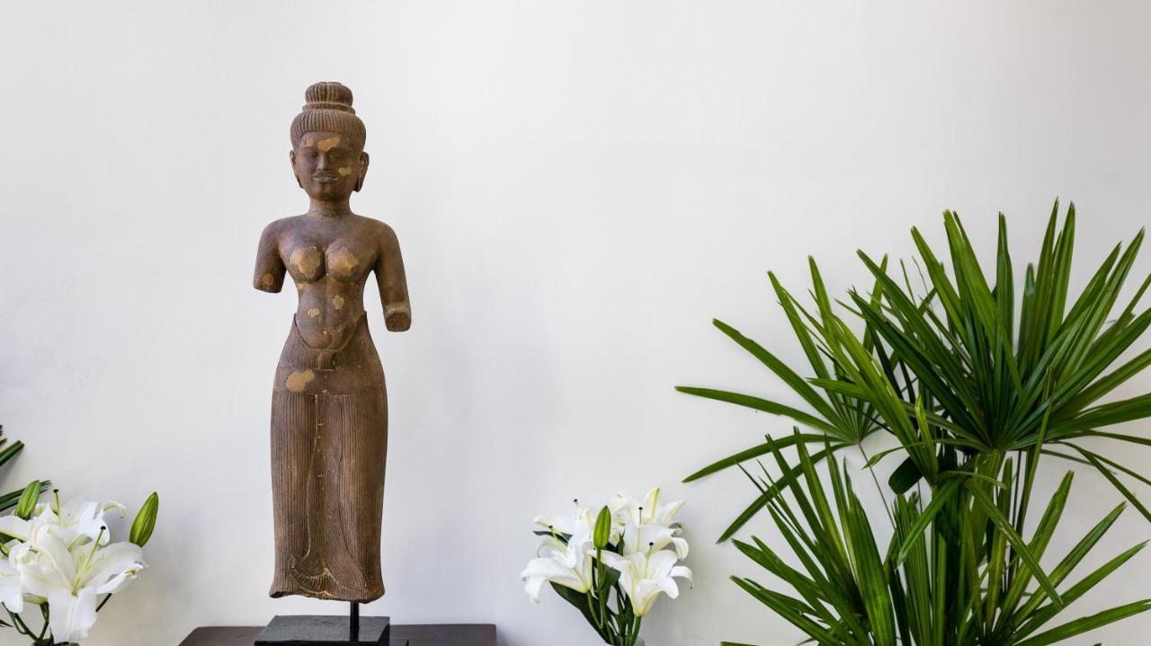 Shintana Saya La Maison シェムリアップ エクステリア 写真 A statue of a female deity, 10th century, Cambodia, Phnom Penh, National Museum